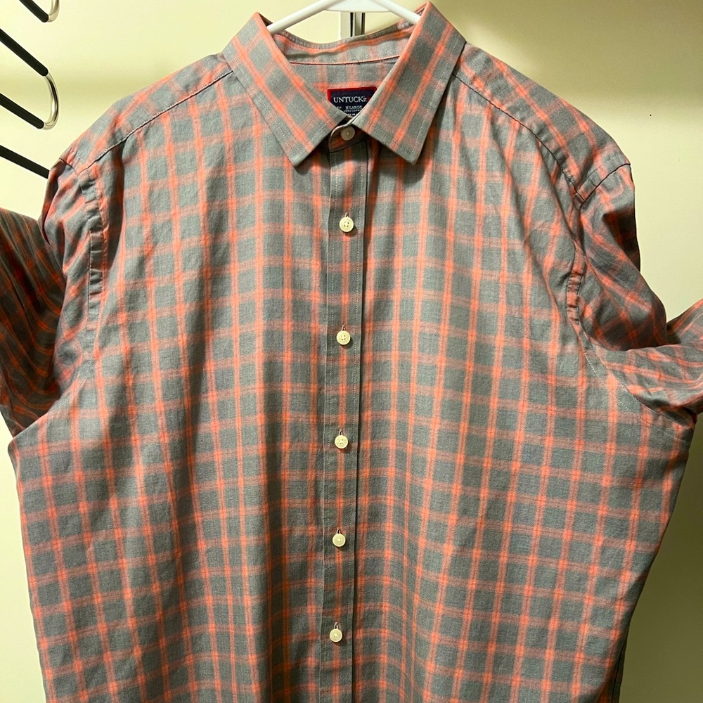 UntuckIT designer men’s shirt. Like new.